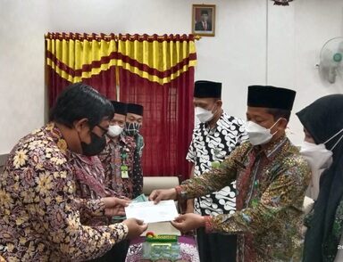 Serahkan SK Mutasi Guru, Ini Pesan Kakankemenag