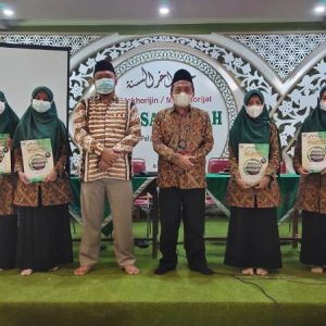Guru Berprestasi MTs Salafiyah Pati mendapat Reward dari Kepala Madrasahnya.