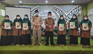 Guru Berprestasi MTs Salafiyah Pati Diberi Reward