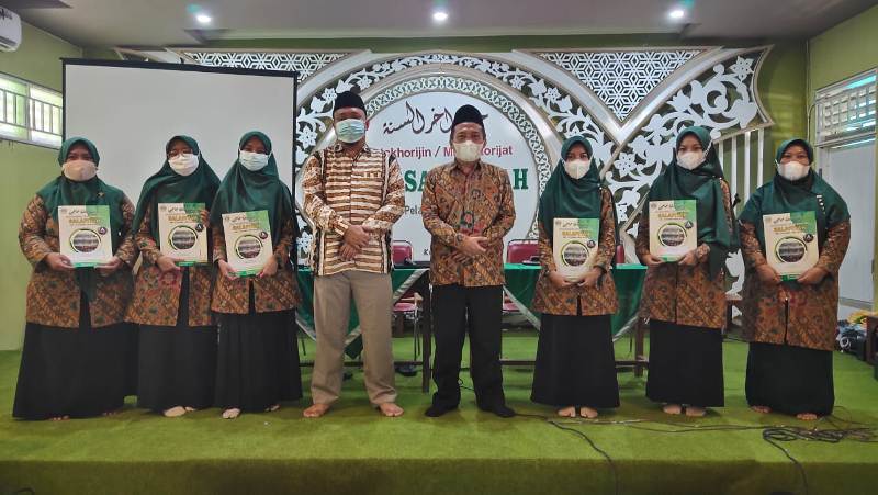 Guru Berprestasi MTs Salafiyah Pati mendapat Reward dari Kepala Madrasahnya.