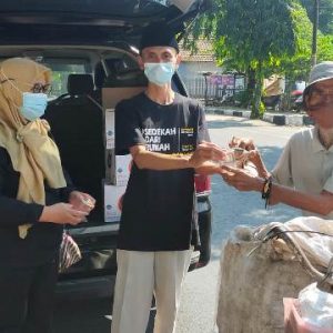 Moh. Agus Suseno , penggagas Karima sedang membagikan nasi bungkus pada pedagang asongan di jalan sekitar kantor Kemenag Pati.