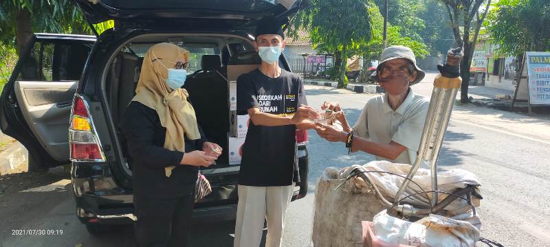 Moh. Agus Suseno , penggagas Karima sedang membagikan nasi bungkus pada pedagang asongan di jalan sekitar kantor Kemenag Pati.