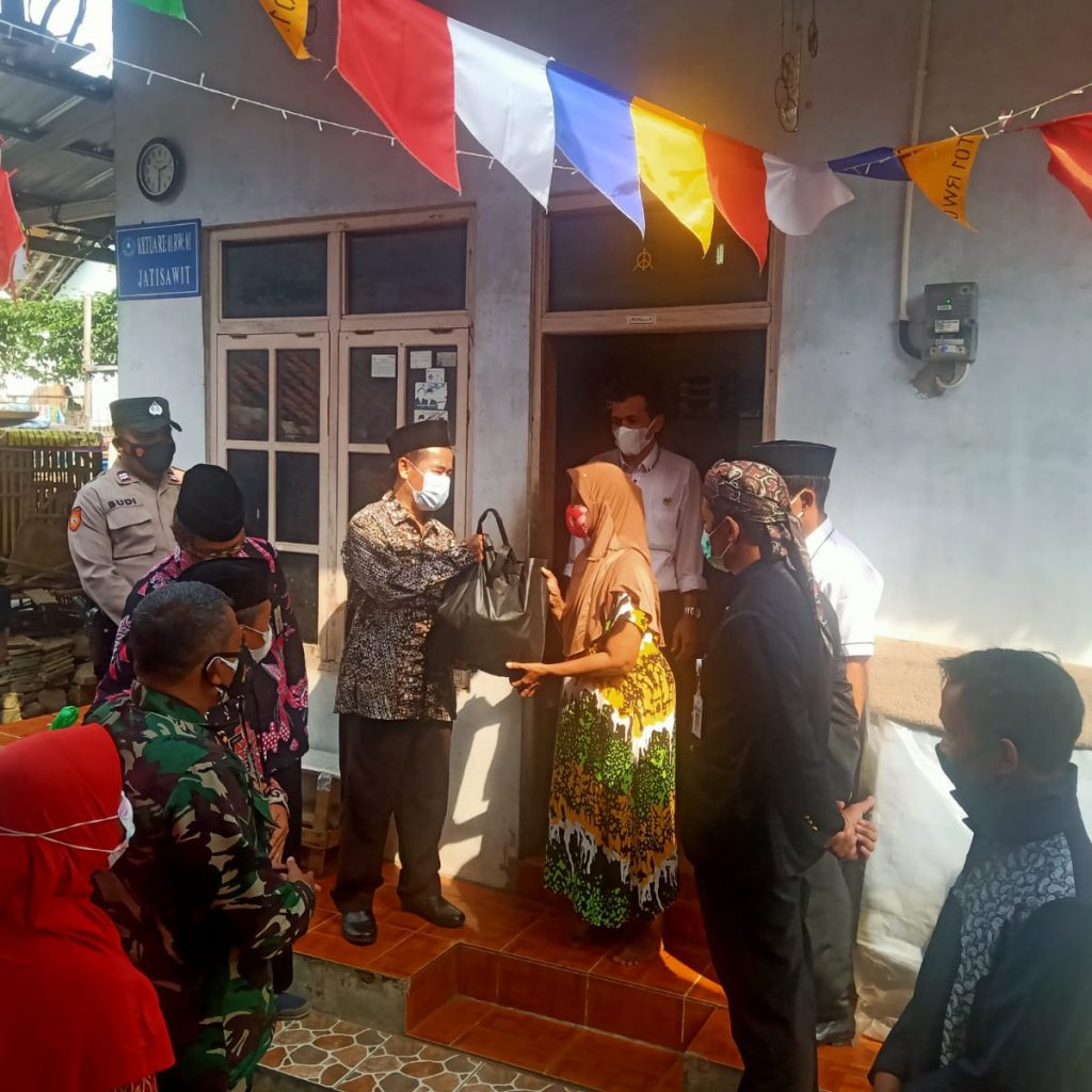 Kepala Kantor Menyerahkan Sembako di Desa Jatisawit Kec. Bumiayu