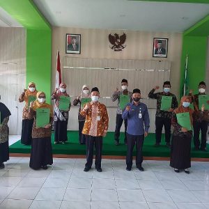 10 Guru PNS di lingkungan Kantor Kementerian Agama Kabupaten Pati menerima Surat Keputusan SK mutasi di madrasah yang berada di daerah asal mereka.