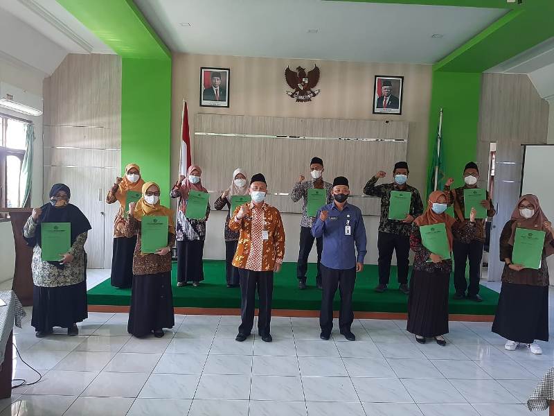 10 Guru PNS di lingkungan Kantor Kementerian Agama Kabupaten Pati menerima Surat Keputusan SK mutasi di madrasah yang berada di daerah asal mereka.