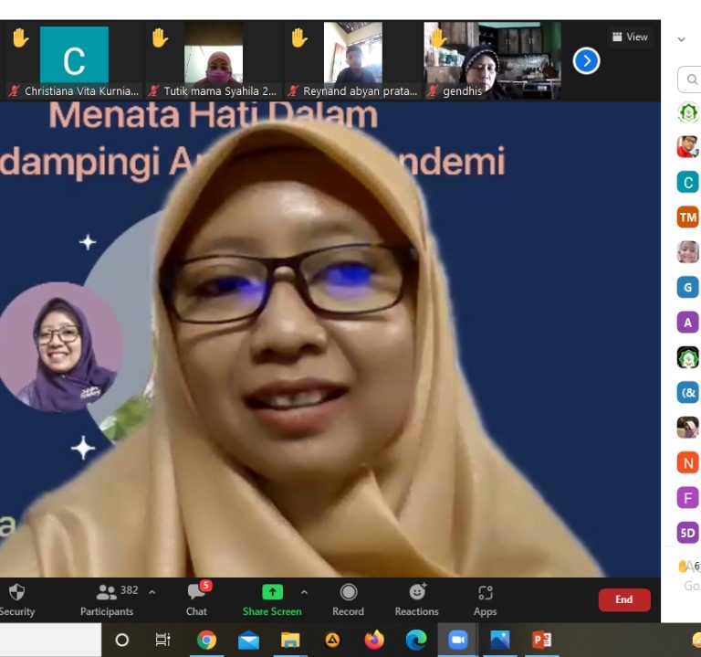 Ikuti Parenting, Ortu Siswa Min 2 Sukoharjo Menata Hati Dampingi Anak Saat Pandemi