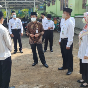 Kakanwil Kemenag Jateng Di Sela-Sela Peninjauan Proyek SBSN MIN 1 Semarang