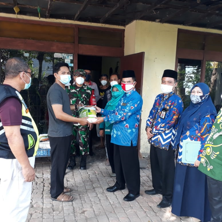 Perdana Pembagian Sembako Bentuk Kepedulian ASN Kemenag Brebes