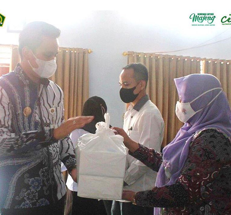 Bersama Bupati, Kemenag Kendal Salurkan 2.300 Paket Sembako