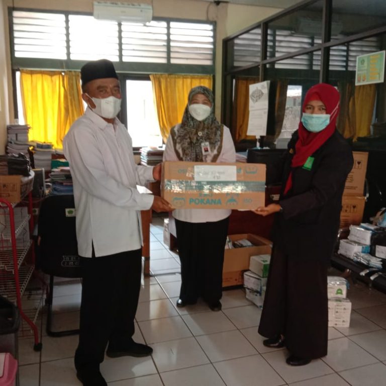 Siswa MI Dilingkungan Kemenag Kebumen Diberi Bantuan Masker