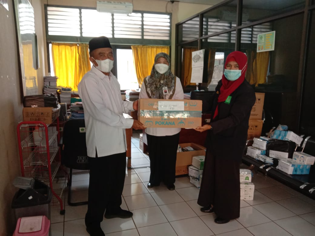 Siswa MI Dilingkungan Kemenag Kebumen Diberi Bantuan Masker