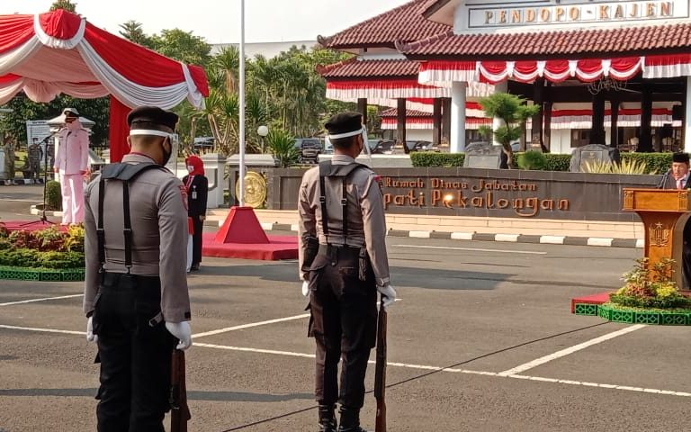 Kakankemenag Kab. Pekalongan Pimpin Doa dalam Upacara Pengibaran Bendera Merah Putih Memperingati HUT RI ke-76 Tingkat Kab. Pekalongan