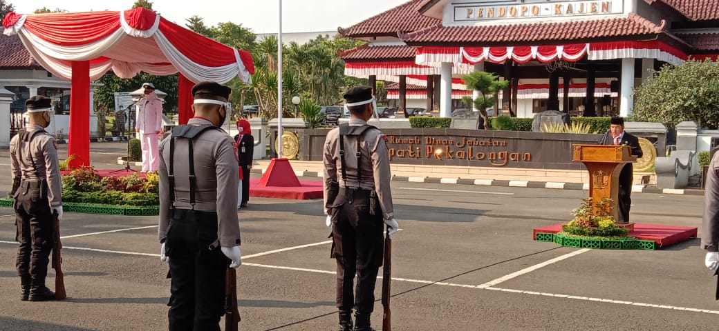 Kakankemenag Kab. Pekalongan Pimpin Doa dalam Upacara Pengibaran Bendera Merah Putih Memperingati HUT RI ke-76 Tingkat Kab. Pekalongan