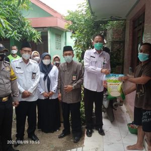 kasubbag TU Mneyerahkan Donasi di Kec. Jatibarang Brebes