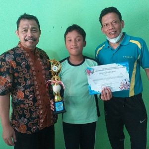 Foto Bersama Kepala MIN 2 Semarang Beserta Juara 1 POPDA Tingkat Kecamatan Bawen Pada Cabang Lomba Tolak Peluru Putra