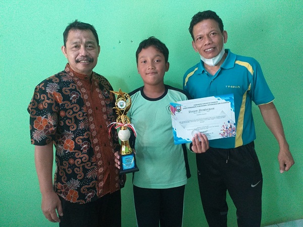 Foto Bersama Kepala MIN 2 Semarang Beserta Juara 1 POPDA Tingkat Kecamatan Bawen Pada Cabang Lomba Tolak Peluru Putra