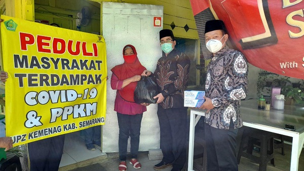 Kasubbag Tata Usaha Kankemenag Kab.Semarang didampingi Penyelenggara Zakat Wakaf Bagikan Paket Sembako Bagi Warga Terdampak Covid-19