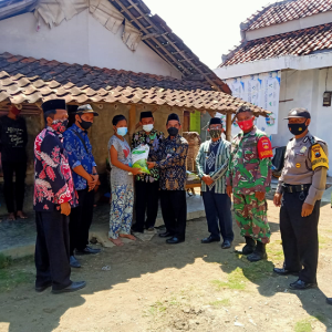 H. Fajarin Menyerahan Bantuan di Desa Kemurung Kec. Tanjung