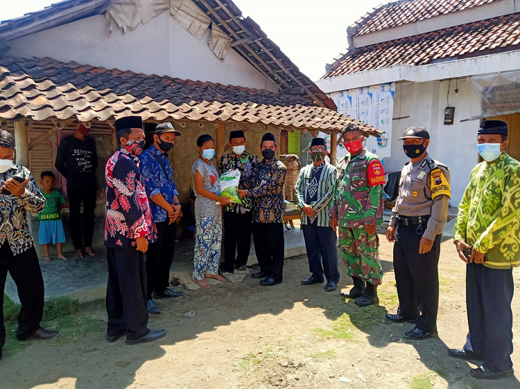 H. Fajarin Menyerahan Bantuan di Desa Kemurung Kec. Tanjung