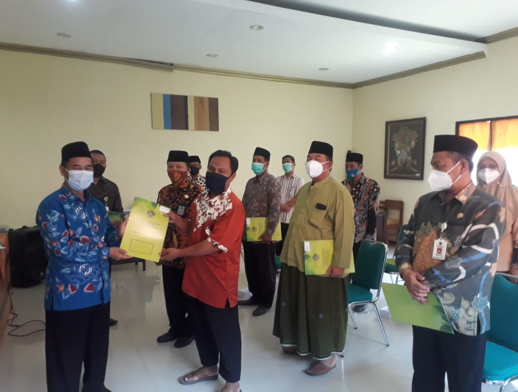 Penyerahan SK. Ijin Operasional 10 Madrasah di Brebes