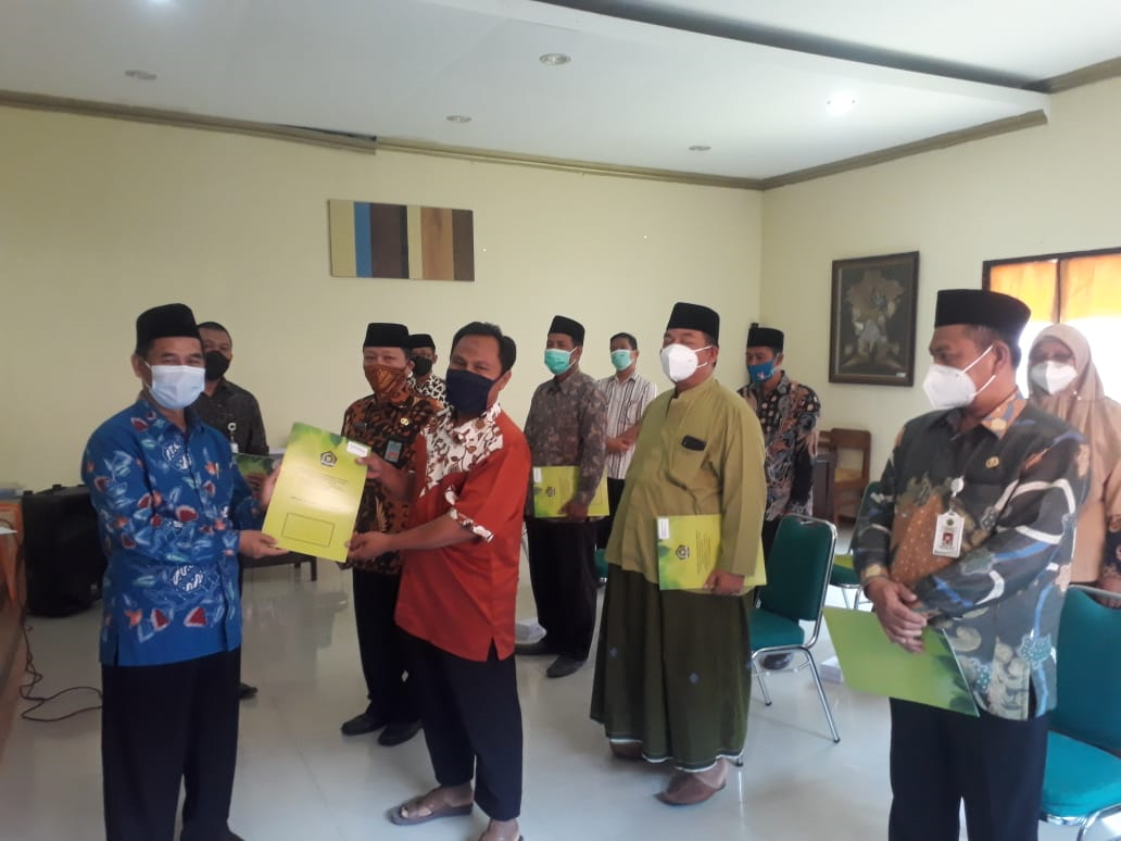 Serah Terima Surat Keputusan Izin Operasional RA dan Madrasah Baru di Brebes