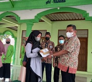 Santunan dan Pemberian Hadiah Berupa Mushaf Alqur'an di SMPN 1 Kaliwungu