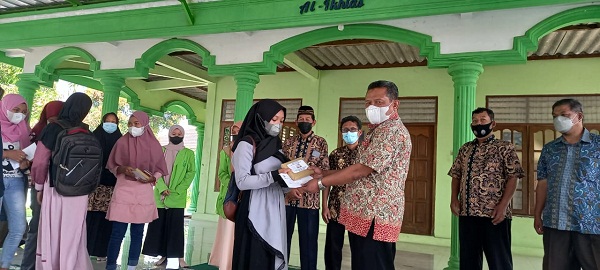 Santunan dan Pemberian Hadiah Berupa Mushaf Alqur'an di SMPN 1 Kaliwungu