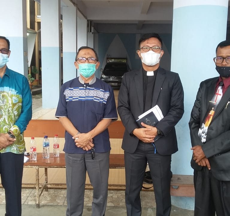 Tim Pemantau Memeriksa Pelaksanaan SE Menag RI No. 21 Tahun 2021  di Gereja HKBP Brebes