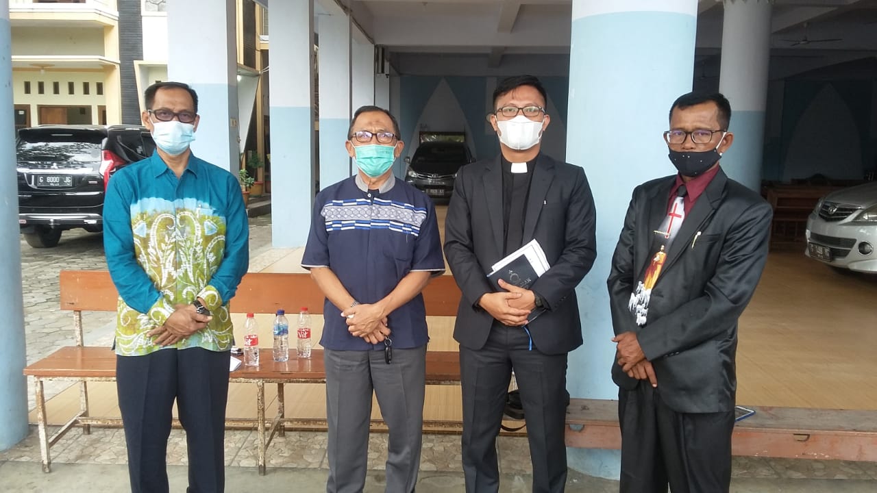 Tim Pemantau Memeriksa Pelaksanaan SE Menag RI No. 21 Tahun 2021  di Gereja HKBP Brebes