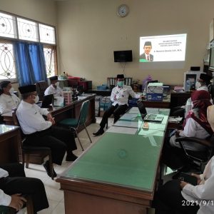 Kepala Kantor Wilayah Kementeiran Agama Provinsi Jawa Tengah, Mustain Ahmad memberikan arahan kepada ASN Seksi Pakis Kankemenag Kab. Boyolali