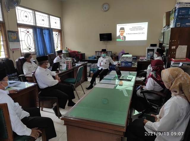 Kepala Kantor Wilayah Kementeiran Agama Provinsi Jawa Tengah, Mustain Ahmad memberikan arahan kepada ASN Seksi Pakis Kankemenag Kab. Boyolali