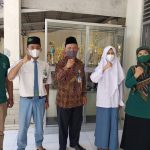 Kasi Pendidikan Madrasah Kankemenag Kab, Boyolali berfoto bersama Kepala MA Al Ihsan dan Peserta KSM Tingkat Provinsi