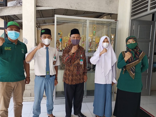 Kasi Pendidikan Madrasah Kankemenag Kab, Boyolali berfoto bersama Kepala MA Al Ihsan dan Peserta KSM Tingkat Provinsi