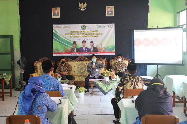 Kepala Kantor Kementerian Agama Kabupaten Boyolali memberikan materi pada kegaitan Penguatan Moderasi Beragama pada Kepala Madrasah dan Guru di Kecamatan Nogosari