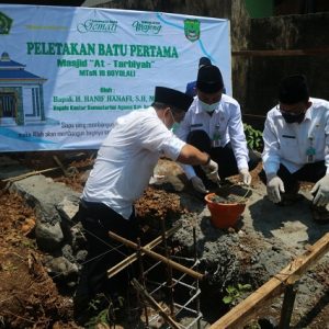 Peletakan batu pertama pembangunan masjid At Tarbiyah MTsN 10 Boyolali oleh Kepala Kantor Kementerian Agama Kabupaten Boyolali