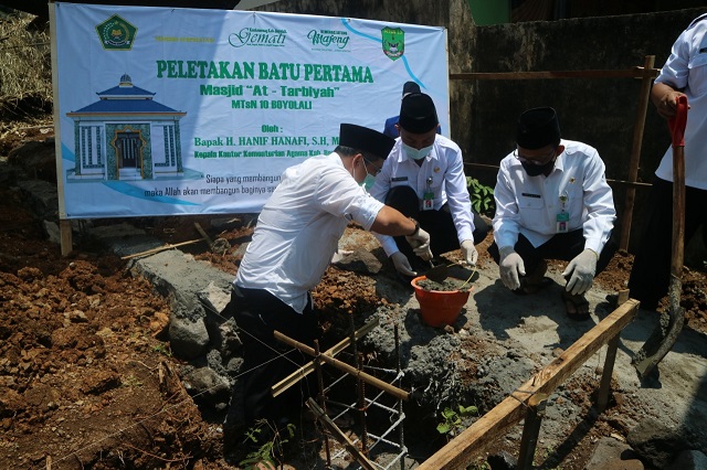 Peletakan batu pertama pembangunan masjid At Tarbiyah MTsN 10 Boyolali oleh Kepala Kantor Kementerian Agama Kabupaten Boyolali