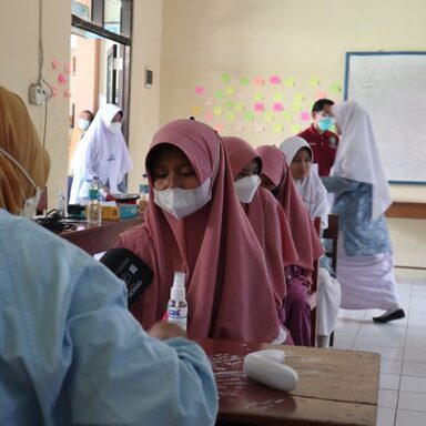 IMBS Miftahul Ulum Pekajangan Gelar Vaksinasi