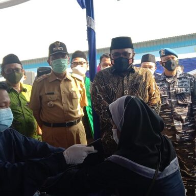 Gusmen bersama Kasal Tinjau Vaksinasi di TPI Tasik Agung Rembang