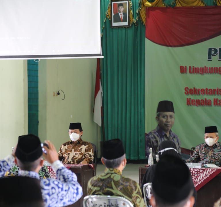 Sekjen Kemenag RI Memberikan Pembinaan di Kementerian Agama Brebes