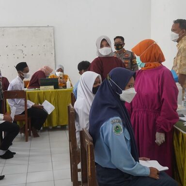 Kyai dan Santri Adalah Soko Guru Bangsa Harus Dapat Prioritas Vaksin