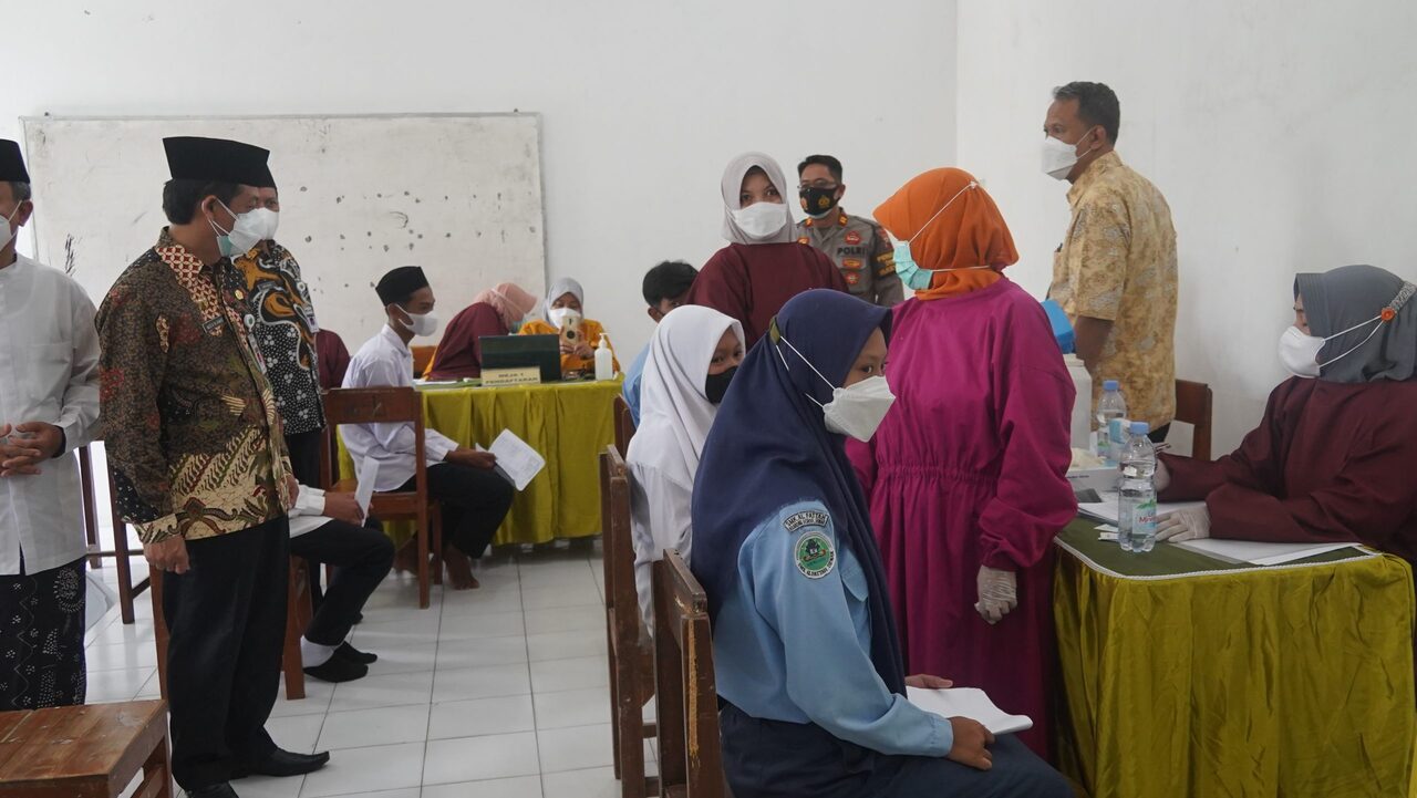 Kyai dan Santri Adalah Soko Guru Bangsa Harus Dapat Prioritas Vaksin