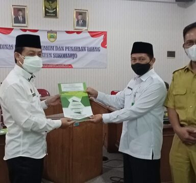 Kakanwil Serahkan Empat  Sertifikat Tukar Guling Tanah Wakaf