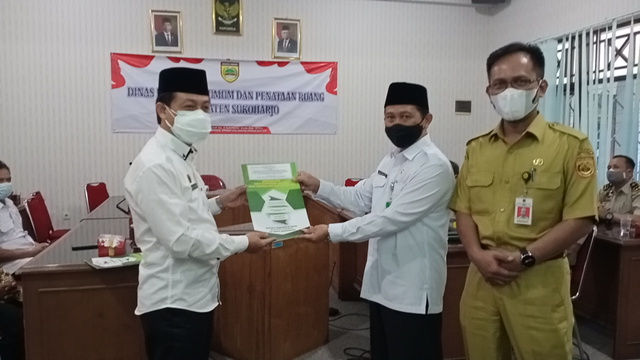Kakanwil Serahkan Empat  Sertifikat Tukar Guling Tanah Wakaf