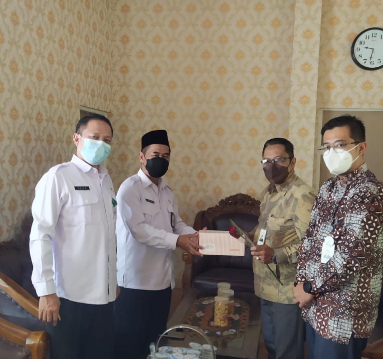 Kakankemenag Brebes Menerima Rajutan Kebersamaan dari Bank Jabar Banten (BJB)