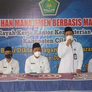 Kepala Balai Diklat Keagamaan Semarang didampingi Kasubbag TU Kankemenag Cilacap membuka kegiatan diklat MBM