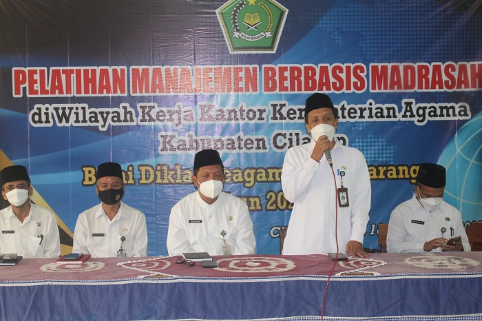 Kepala Balai Diklat Keagamaan Semarang didampingi Kasubbag TU Kankemenag Cilacap membuka kegiatan diklat MBM