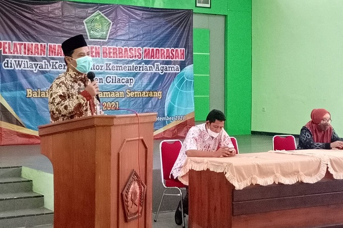 Kepala Kankemenag Kab. Cilacap menutup kegiatan On Job Training Pelatihan Manajemen Berbasis Madrasah