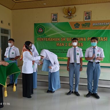 Terima Surat Keputusan Beasiswa Prestasi, 78 Peserta Didik Gembira