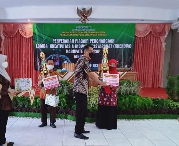 Pembina KIR MAN 1 Cilacap, Eli Widoyo Retno menerima penghargaan sebagai Pembimbing KIR terbaik dari Kepala BAPPEDA Kabupaten Cilacap