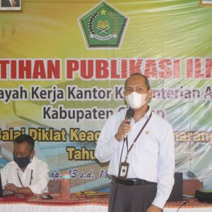 Widyaiswara Balai Diklat Keagamaan Semarang sedang menyampaikan materi terkait Publikasi Ilmiah